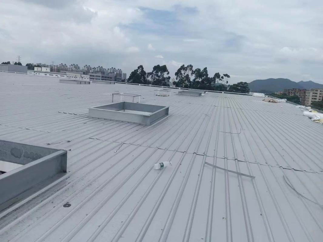 鋼結(jié)構(gòu)屋面防水保溫工程施工全流程解析 從材料吊裝準(zhǔn)備到精準(zhǔn)安裝